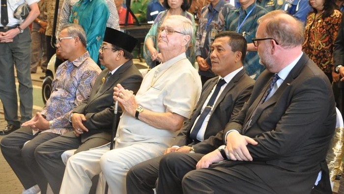 Kunjungi Surabaya, Pangeran Denmark Lihat Proses Pembuatan Kapal Perang