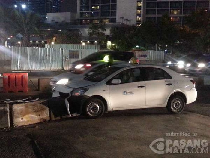 Taksi Tabrak Pembatas Jalan di Dekat HI, Sopir Dilarikan ke RS