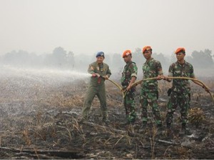 Tim Paskhas di Riau Padamkan Kebakaran Lahan dengan Bahan Kimia