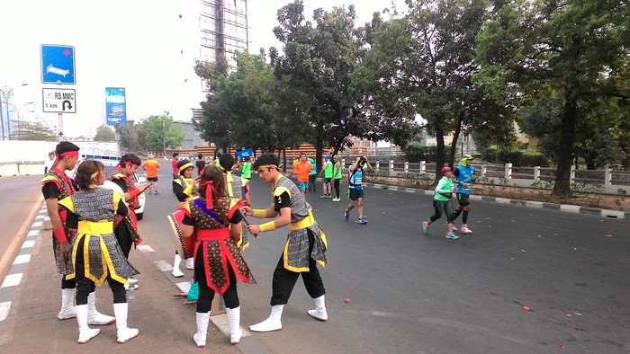 Genderang Taiko Pembakar Semangat Pelari Jakarta Marathon