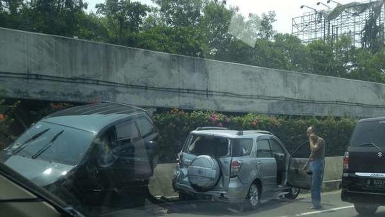 Awas Macet Ada Kecelakaan Avanza  dan Terios di Tol 