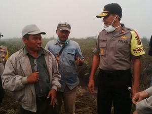 Kapolda Jambi Turun ke Lokasi Pemadaman Api di Lahan Gambut