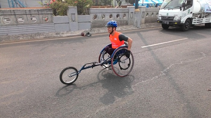 Melihat Semangat John, Peserta Marathon Berkursi Roda Mengejar Garis Finis