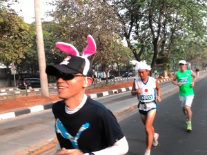 Ratusan Warga Beri Semangat ke Pelari Indonesia di Jakarta Marathon