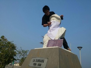 Kampanye Melawan Asap, Patung Pahlawan di Pantai Losari Ikut Bermasker