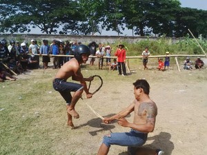 Mengapa Tradisi Tiban Menggunakan Cambuk? Ini Maknanya