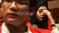 Assyifa baru 17 hari melewati usia 18 tahun dan membunuh temannya sendiri Ade Sara dengan kejam. 