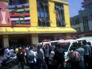 Tangis Keluarga saat Semayamkan Jenazah Pasutri Korban Kebakaran di Inul Vista