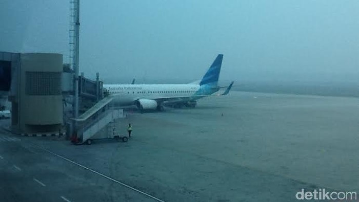 Saat Pesawat Menembus Pekatnya Kabut Asap di Langit Sumatera