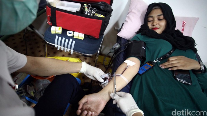 Artha Graha menggelar acara donor darah sebagai bentuk kepedulian terhadap kemanusiaan di kantornya Senin (26/10/2015). Sedikitnya 1000 kantong darah dikumpulkan dari para tenan penyewa gedung Artha Graha dan kawasan SCBD pada tanggal 23 dan 26 Oktober 2015. Rachman Haryanto/detikcom.