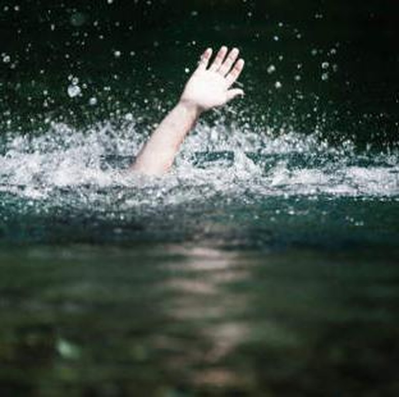 Tercebur Sungai Karena Jalan Ambrol, 2 Warga Temanggung Meninggal Tercebur Sungai Karena Jalan Ambrol, 2 Warga Temanggung Meninggal