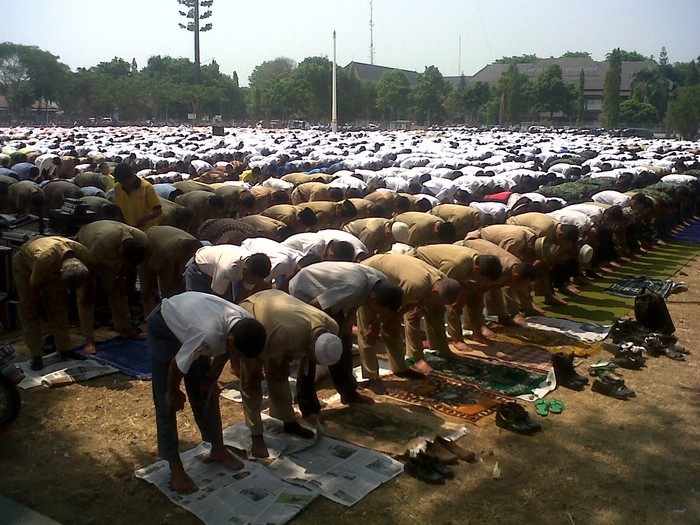 Ribuan Warga Karanganyar Salat Minta Hujan