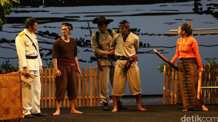 Djarum Apresiasi Budaya bekerjasama dengan Teater Abang None kembali menghadirkan sebuah pertunjukkan sandiwara Betawi. Teater berjudul Jawara, Langgam Hati dari Marunda ini mengangkat soal kebudayaan Betawi, silat. Hasan Al Habshy/detikcom.