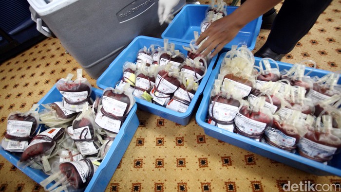 Artha Graha menggelar acara donor darah sebagai bentuk kepedulian terhadap kemanusiaan di kantornya Senin (26/10/2015). Sedikitnya 1000 kantong darah dikumpulkan dari para tenan penyewa gedung Artha Graha dan kawasan SCBD pada tanggal 23 dan 26 Oktober 2015. Rachman Haryanto/detikcom.