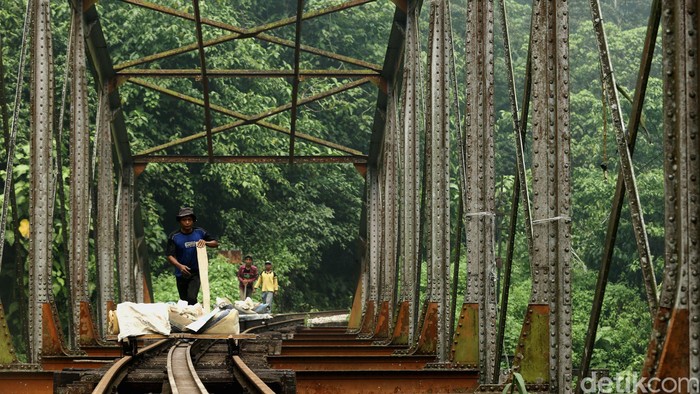 PT KAI Evakuasi Kereta Muatan Air Mineral yang Keluar Rel di Bogor