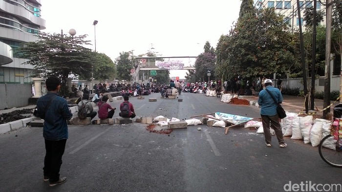 Mahasiswa YAI Akhirnya Buka Blokir Jalan yang Bikin Lumpuh Lalin Jl Diponegoro
