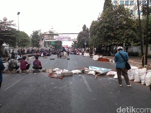 Mahasiswa YAI Blokir Jl Diponegoro, Polisi: Jangan Ganggu Ketertiban Umum!