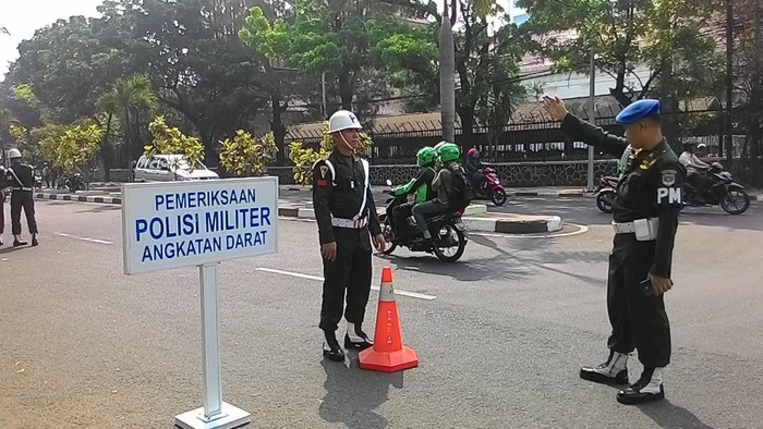 Disetop Polisi Militer, Pengendara Motor Ini Kapok Pakai Stiker TNI