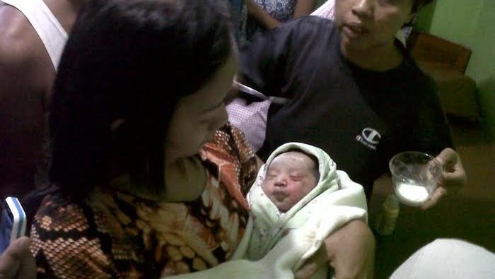 Bayi ini Ditemukan di Jalan Setapak Tanpa Pakaian