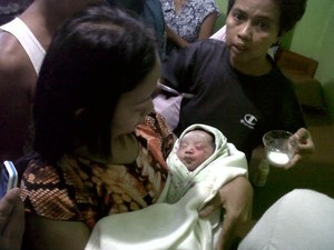 Bayi ini Ditemukan di Jalan Setapak Tanpa Pakaian