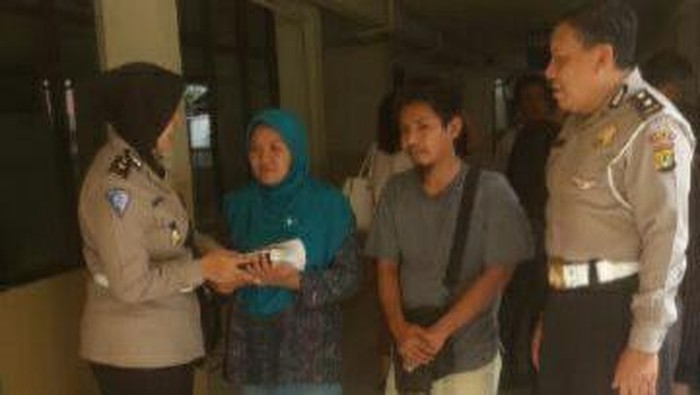 Petugas Polantas Sumbang Uang untuk Bocah yang Terlindas Truk Pasir