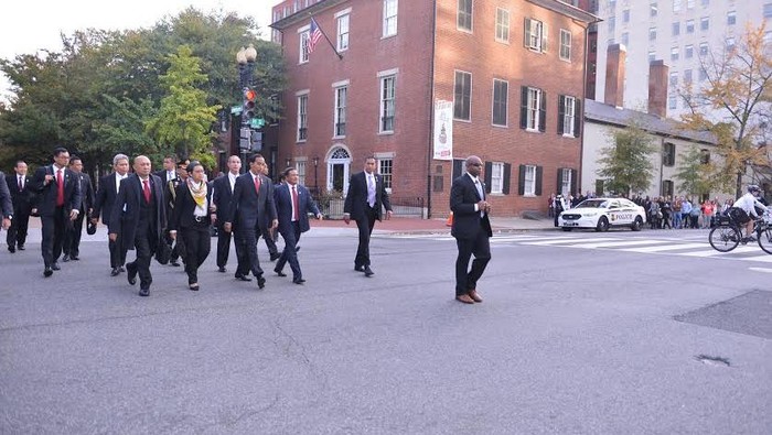 Saat Jokowi Pilih Berjalan Kaki di Jalur Padat Kota Washington