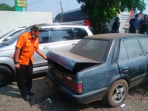Mayat Pria Ditemukan Membusuk Dalam Bagasi Mobil di Pasar Caringin