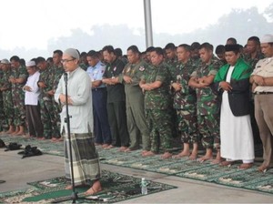 Sebelum Pergantian Personel, Prajurit TNI Salat Istisqa di Lanud Pekanbaru