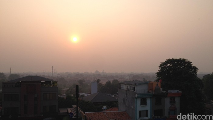 Pagi Ini Jakarta Tampak Berkabut Tipis