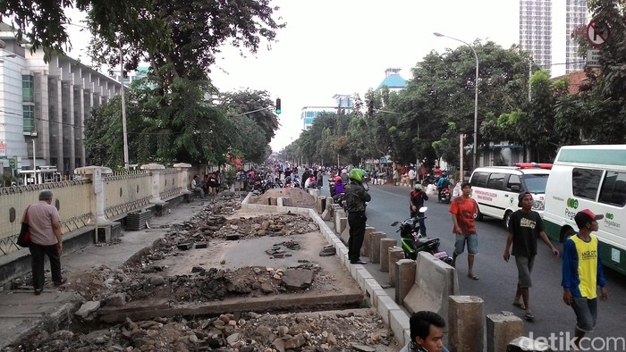 Jalan Diponegoro Dipersempit, Pejalan Kaki Dimanja dengan Trotoar Lebar