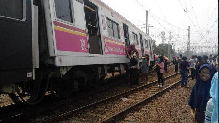 Ini Penampakan Commuter Line yang Anjlok di Manggarai