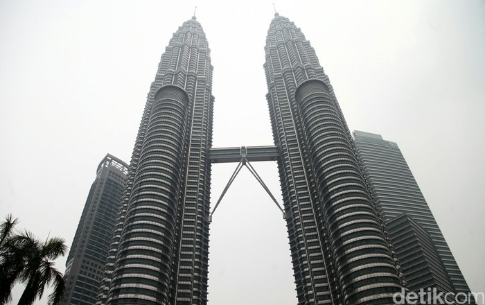 Sejumlah wisatawan melakukan foto selfie di kawasan Menara Kembar Petronas, Malaysia. Menara Petronas menjadi tempat favorit wisatawan untuk dikunjungi dan berfoto di Malaysia. Menara ini diresmikan pada 1  Agustus 1999 dengan tinggi 375 m dengan jumlah lantai 88. Agung Pambudhy/Detikcom.