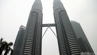 Sedangkan Malaysia, pasti traveler setuju kalau ikonnya adalah Menara Petronas. Berada di Kuala Lumpur, menara ini punya ketinggian 375 meter (Agung Pambudhy/detikFoto)