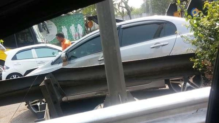 Mobil Hantam Pembatas Jalan di Tol Dalam Kota, Lalin Tersendat