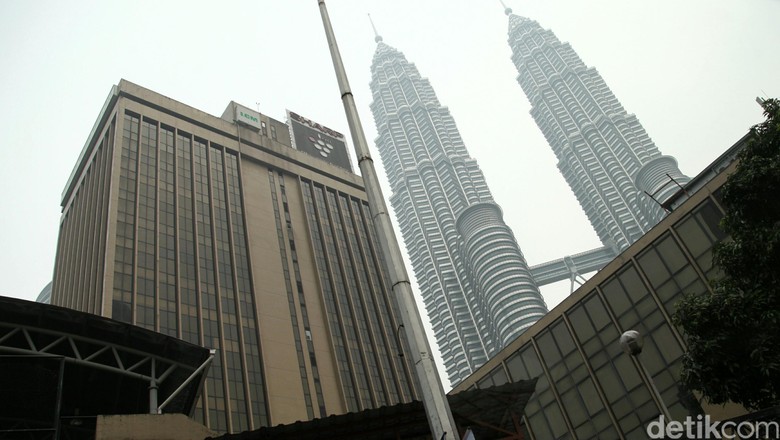 Menara Petronas di Malaysia Sejumlah wisatawan melakukan foto selfie di kawasan Menara Kembar Petronas, Malaysia. Menara Petronas menjadi tempat favorit wisatawan untuk dikunjungi dan berfoto di Malaysia. Menara ini diresmikan pada 1 Agustus 1999 dengan tinggi 375 m dengan jumlah lantai 88. Agung Pambudhy/Detikcom.