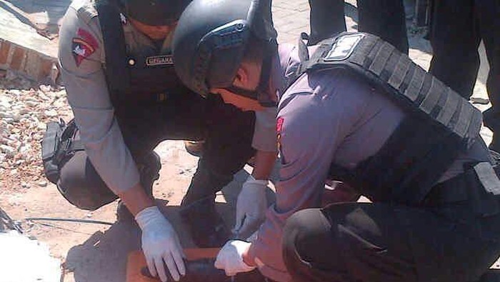 Sebuah Mortir Ditemukan Saat Bersihkan Sungai