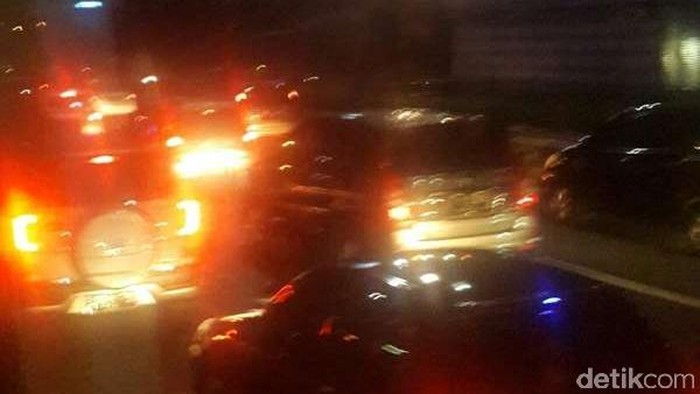 Massa Unjuk Rasa di Tol Cawang Bubar, Arus Kendaraan Lancar