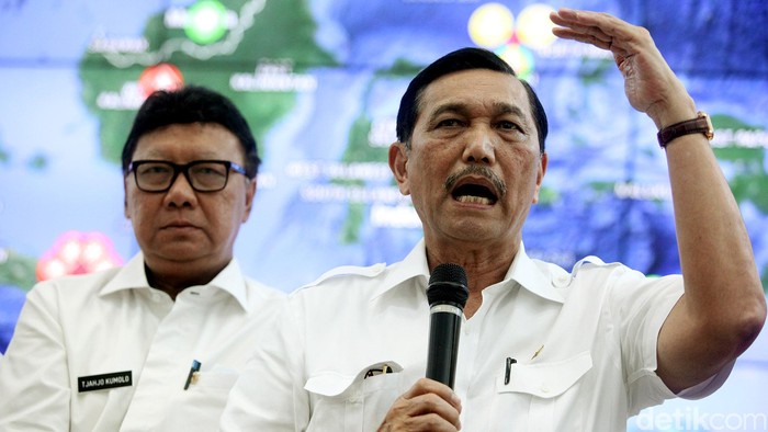 Sejumlah menteri mengadakan pertemuan di gedung Badan Nasional Penanggulangan Bencana (BNPB), Jakarta Timur, Rabu (28/10/2015), membahas mengenai penanganan kabut asap yang semakin hari semakin meluas dampaknya. Pertemuan ini dipimpin langsung oleh Menteri Koordinator Politik Hukum dan Keamanan, Luhut Panjaitan, yang dihadiri Menteri Dalam Negeri, Tjahjo Kumolo, Menteri Sosial, Khofifah Indar Parawansa, dan Kabareskrim Anang Iskandar. Grandyos Zafna/detikFoto.