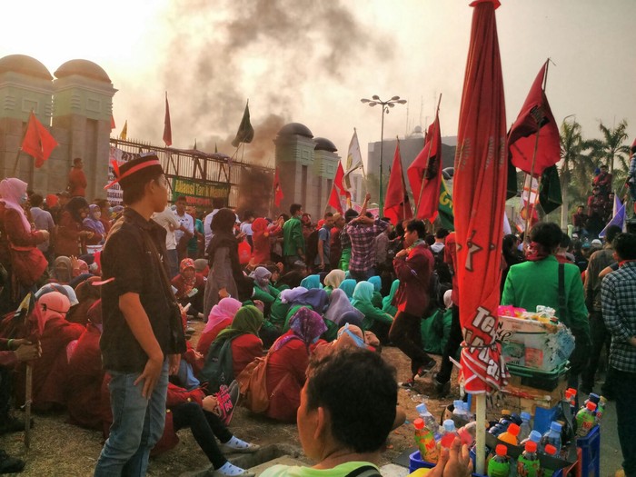 Demo Mahasiswa di Depan DPR Diwarnai Aksi Bakar Ban, Fadli Zon Datang
