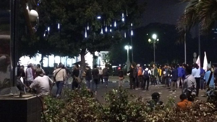 Sudah Diingatkan, Massa Demo Masih Bertahan di Depan Istana Hingga Malam
