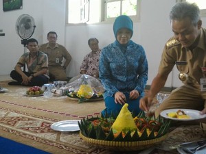 Gubernur Ganjar Kaget Dapat Tumpeng dari Pegawai: Oh Ultah Saya to?