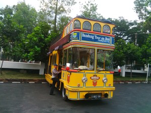 Mahasiswa Penumpang Bus Bandros Jatuh Tersangkut Kabel di Dekat Balai Kota