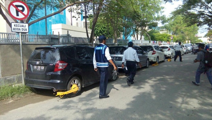 Membedah Aturan Parkir dan Berhenti di Jalanan