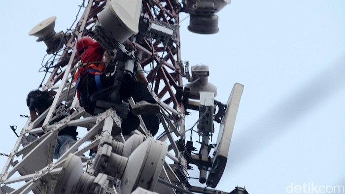 Teknisi melakukan perawatan pemancar Base Transceiver Station (BTS) 4G milik PT Telkomsel di Jakarta, Rabu (28/10/205). Telkomsel terus menambah cakupan dan meningkatkan kualitas jaringan 4G LTE di Indonesia, hingga saat ini Telkomsel mengklaim memiliki lebih dari 1,5 juta pelanggan. Rachman Haryanto/.