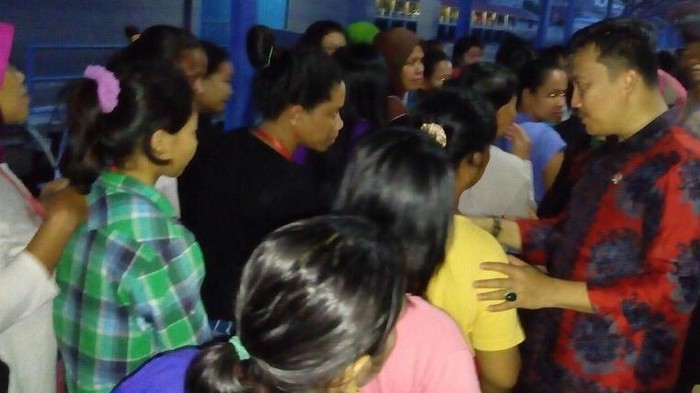 Momen Haru Saat Menpora Sapa Rombongan TKI di Tanjung Pinang
