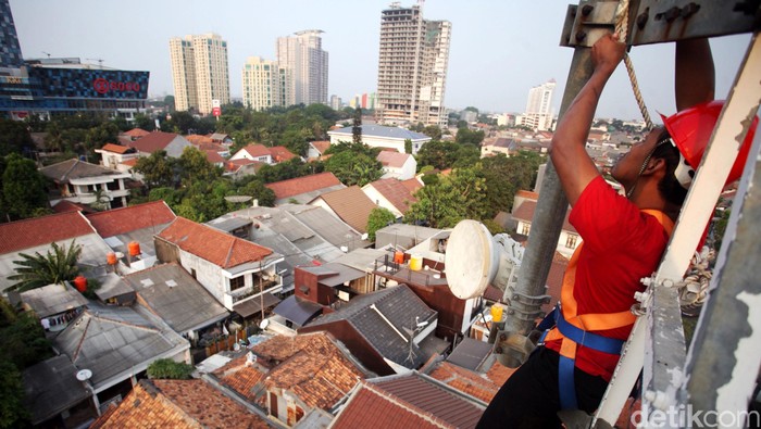 Teknisi melakukan perawatan pemancar Base Transceiver Station (BTS) 4G milik PT Telkomsel di Jakarta, Rabu (28/10/205). Telkomsel terus menambah cakupan dan meningkatkan kualitas jaringan 4G LTE di Indonesia, hingga saat ini Telkomsel mengklaim memiliki lebih dari 1,5 juta pelanggan. Rachman Haryanto/detikcom.