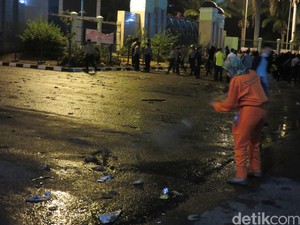 Keluhan Ibu Tukang Sapu Selepas Demo Mahasiswa di Gedung Wakil Rakyat