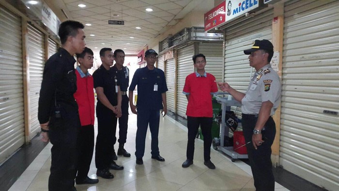 Antisipasi Bom, Polres Jakarta Barat Cek Keamanan di Mall