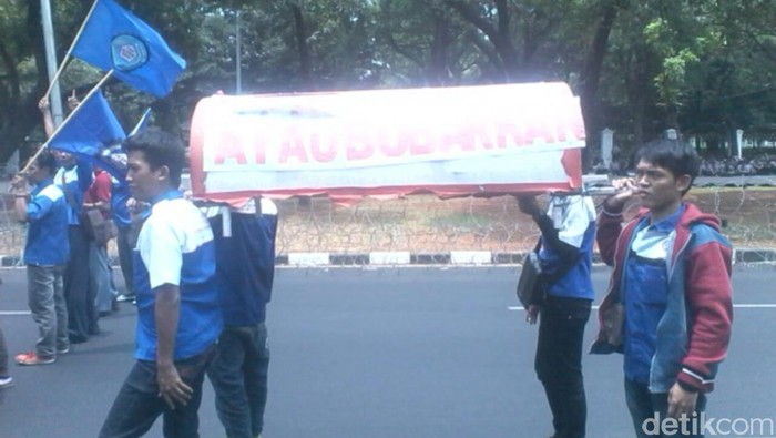 Buruh Kembali Berdemo di Istana Sambil Membawa Keranda