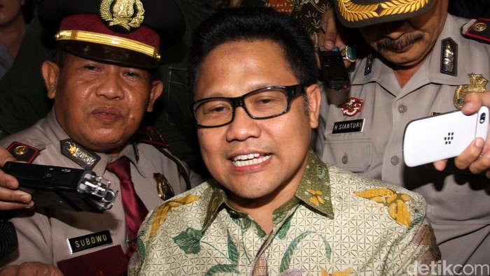 Ketua Umum Partai Kebangkitan Bangsa (PKB), Muhaimin Iskandar diperiksa 8 jam oleh penyidik KPK terkait kasus dugaan korupsi dan pemerasan dalam proyek pemekaran kawasan transmigrasi. Cak Imin dicecar soal pengelolaan anggaran di Kemenakertrans, semasa Cak Imin duduk sebagai Menakertrans. Lamhot Aritonang/detikcom.